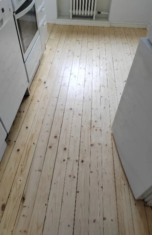 Keittiön lattia hionnan jälkeen.