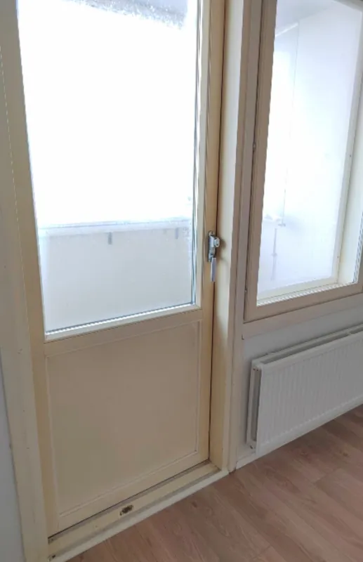 Parvekkeen ovi ennen maalausta.